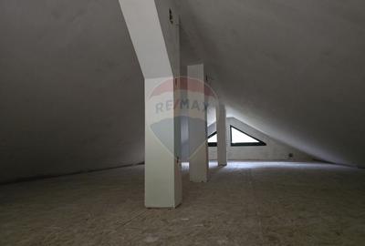 Casă cu 7 camere cu Teren 1096 Mp în Central - 2