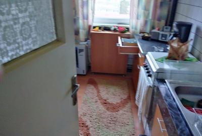 Apartament cu 3 camere semidecomandat în Micro I - 3