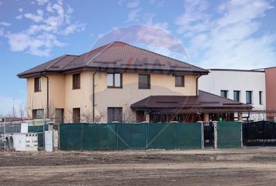 Casă cu 5 camere cu Teren 500 Mp în Sânpetru - 1
