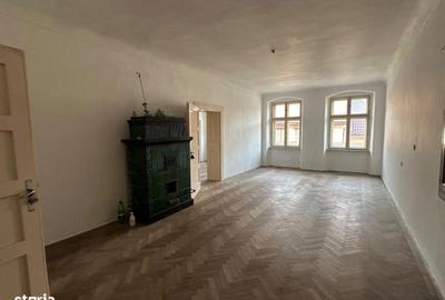 Casă cu 4 camere cu Teren 294 Mp în Central