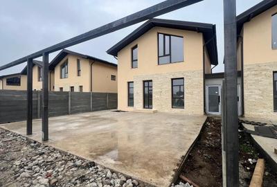 Casă individuală cu 4 camere cu Canalizare în Domnești