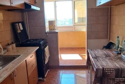Apartament cu 3 camere decomandat în Titan