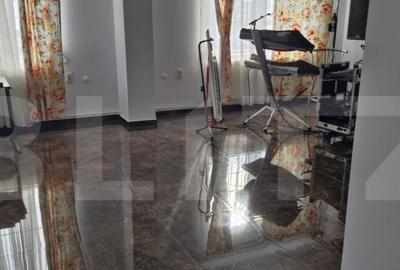 Spațiu comercial, de 300 mp, în Central - 8