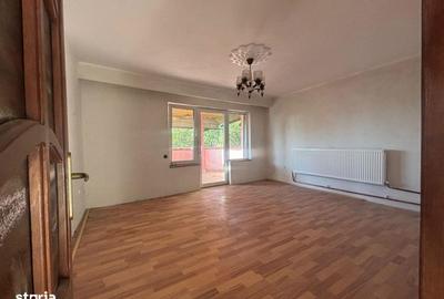 Casă cu 6 camere cu Teren 700 Mp în Groși - 2