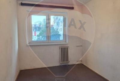 DE VANZARE Apartament cu 4 camere în zona 1 DECEMBRIE 1918 - 18