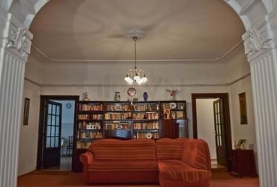 Apartament cu 6 camere decomandat în Cotroceni