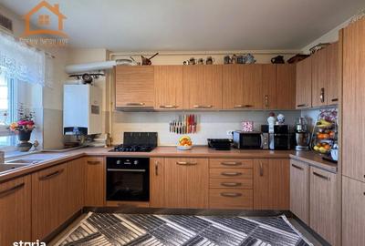 Apartament cu 3 camere decomandat, mobilat în Tractorul - 3