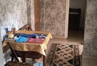 Apartament cu trei camere, doua holuri generoase, patru debarale si in balcon. - 1