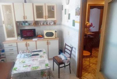 Apartament cu 3 camere decomandat în Dărmănești - 12