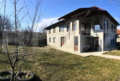 Casă cu Teren 1250 Mp în Central
