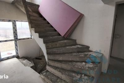 Casă cu 9 camere cu Teren 300 Mp în Central - 7