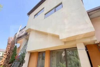 Cladire multifunctionala, pensiune plus casa, parcari private - 1