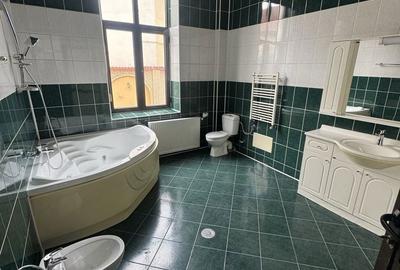 Casă cu 4 camere cu Teren 400 Mp în Central - 1