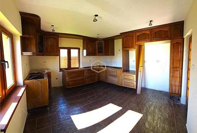 Casă cu 5 camere cu Teren 1000 Mp în Central - 3