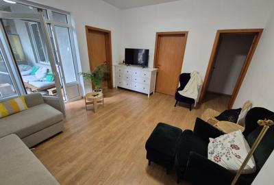 Apartament cu 3 camere semidecomandat, mobilat în Universitate