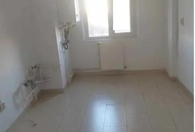 Apartament cu 4 camere decomandat în Republicii