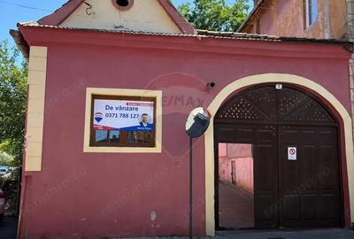 Casa cu 2 camere de vanzare in zona centrala