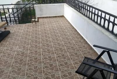 Casă cu 8 camere cu Canalizare în Central - 1