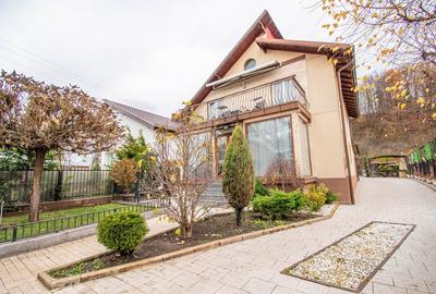 Casă cu 8 camere cu Teren 1363 Mp în Central