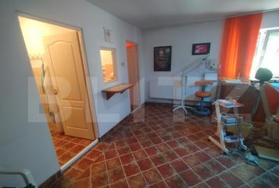 Spațiu comercial, de 70 mp, în Central - 4