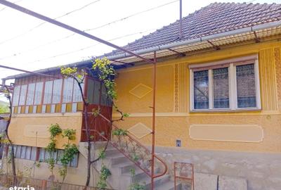 Casă cu 4 camere cu Teren 1349 Mp în Boiu - 1