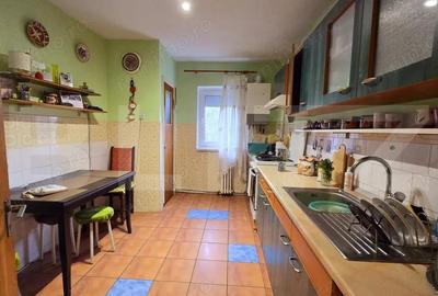 Apartament cu 4 camere decomandat în Central - 1