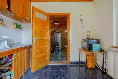 Casă cu 7 camere cu Teren 1288 Mp în Fundata - 18