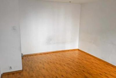 Garsonieră decomandată în Titan