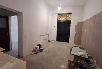 Spatiu comercial vitrina de 20 M - Metrou Eroii Revolutiei S143 - 11