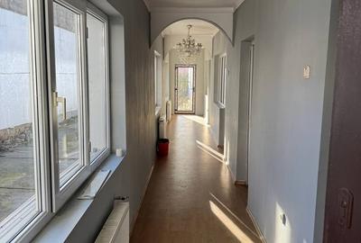 Casă cu 7 camere cu Teren 490 Mp în Central - 18