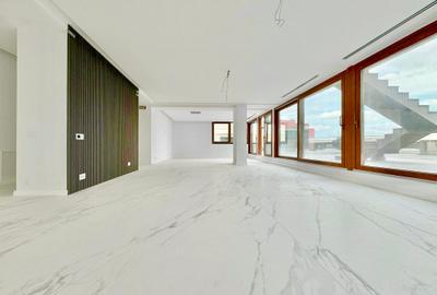 Penthouse cu 4 camere decomandat în Pipera