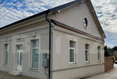 Casă cu 4 camere cu Teren 200 Mp în Central - 1