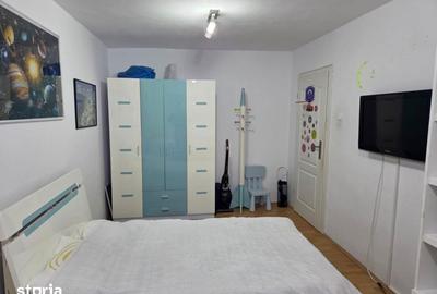 Apartament cu 3 camere decomandat, mobilat în Cornitoiu