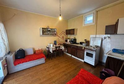 Investiție cu potențial: 2 apartamente + mansardă – Comison 0 - 5