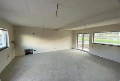 Casă cu 4 camere cu Teren 400 Mp în Luna - 9