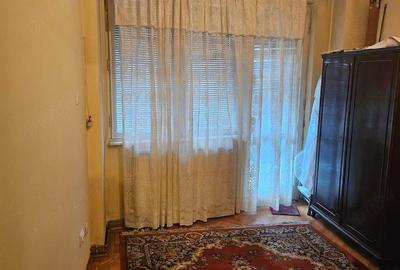 Apartament cu 3 camere decomandat în Calea Victoriei