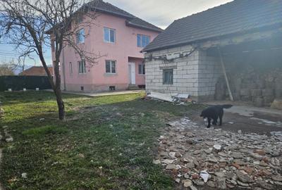 Casă cu 4 camere în Central