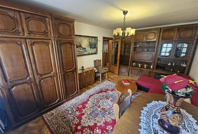 Apartament cu 3 camere decomandat, mobilat în Micro IV - 15