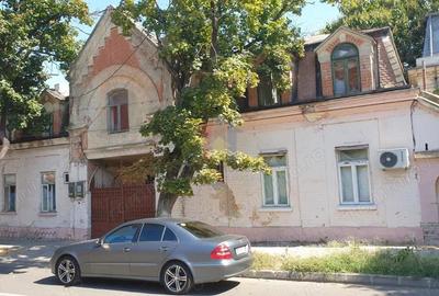 Casă cu 10 camere cu Teren 2400 Mp în Central