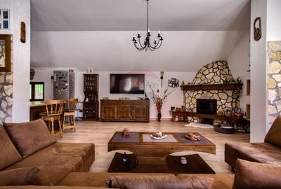Casa cu 2 corpuri, piscina si 3.235 mp teren in Ghioroc - 2