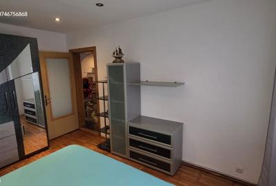 Apartament cu 3 camere decomandat în Micro 6 - 10
