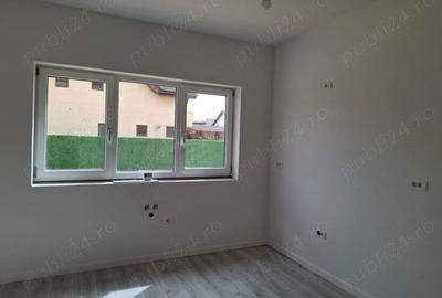 Casă cu 4 camere în Aradului