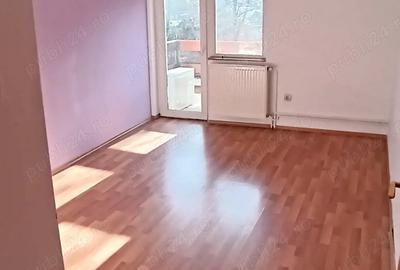 Apartament cu 3 camere decomandat în Aradului