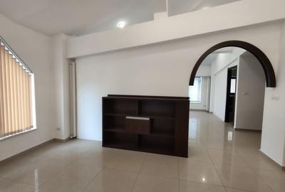 Spațiu comercial, de 80 mp, în Centrul Civic - 3