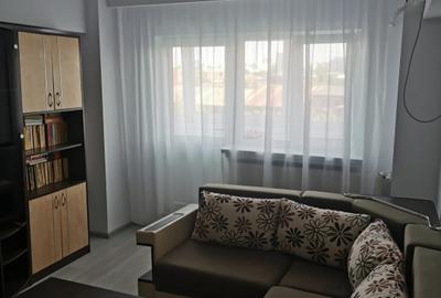 Apartament cu 3 camere semidecomandat, mobilat în Tineretului