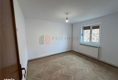 Apartament cu 3 camere decomandat în Crâng