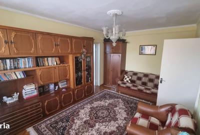 Apartament cu 2 camere semidecomandat în Craiovei