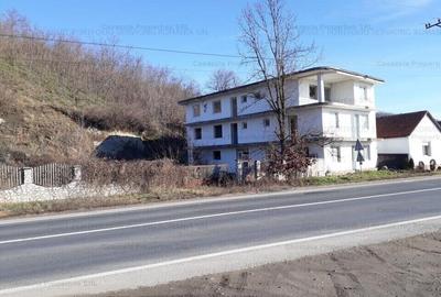 Casă cu 3 camere cu Teren 2520 Mp în Central - 6