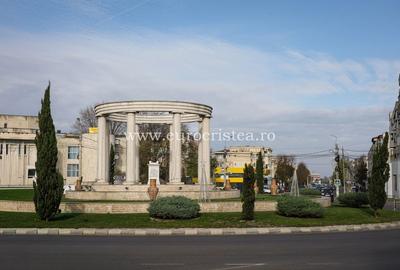 Apartament cu 3 camere de vânzare în Mangalia , ultracentral,400m pana la plajă - 1