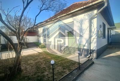 Casă cu 3 camere decomandat în Stupini